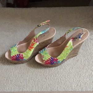 Beautiful & comfortable 9&co floral wedge shoes